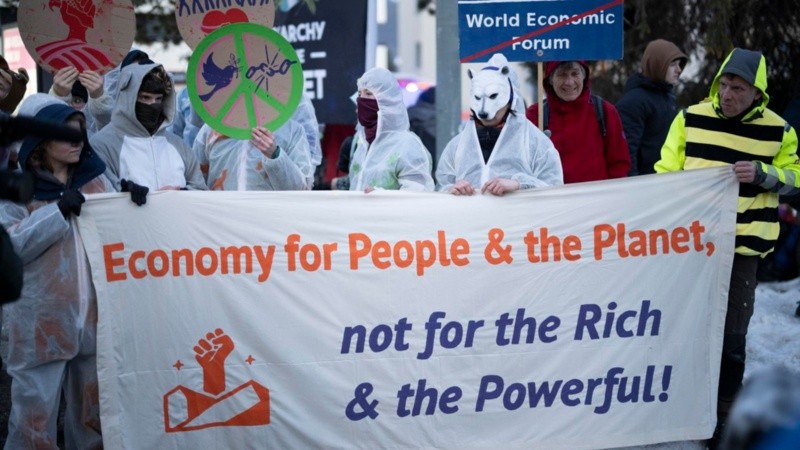 Manifestantes en el inicio del Foro de Davos.