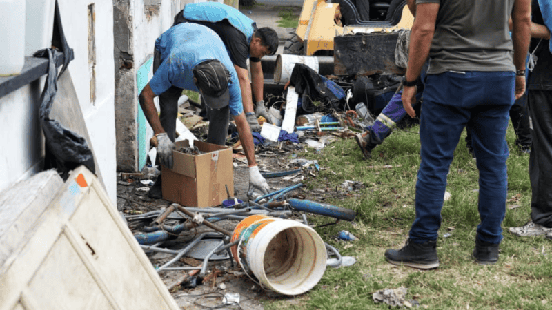 El municipio comenzó a limpiar la casa tras el incendio y la denuncia de vecinos. (Foto: Alan Monzón / Rosario3)