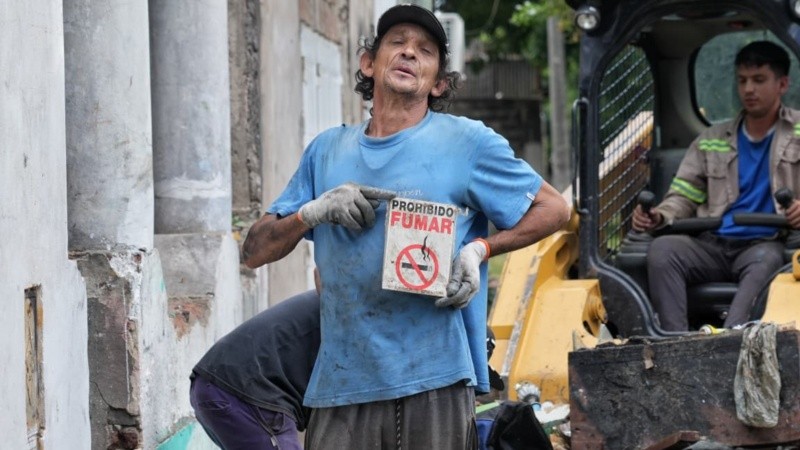 El municipio empezó a limpiar la casa de barrio Belgrano.