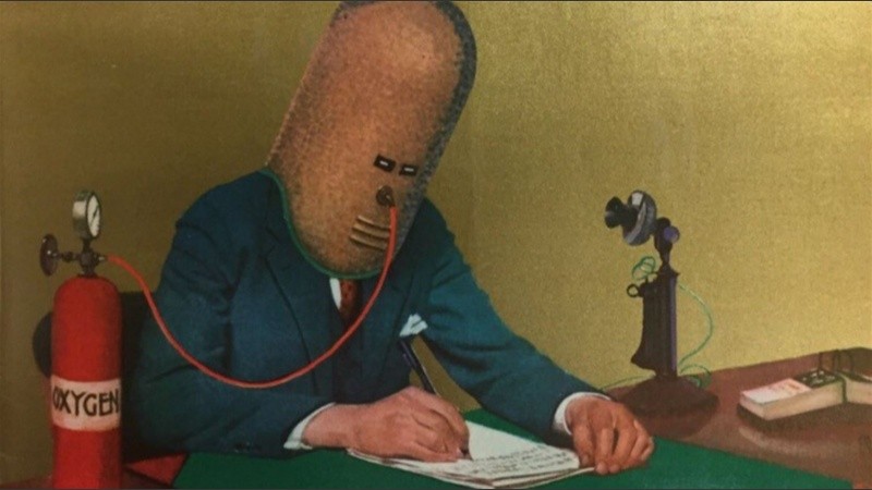 Una escafandra cubría toda la cabeza y dejaba apenas dos rendijas para los ojos.