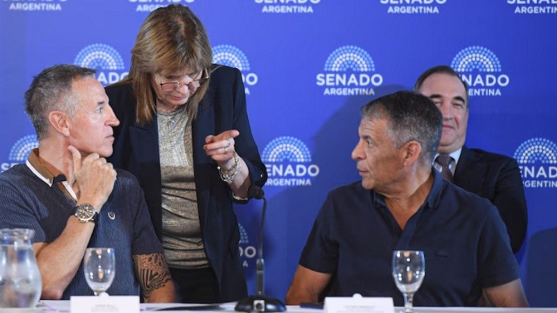 Patricia Bullrich, en el Senado, con los dirigentes de la CGT Jorge Sola y Octavio Argüello.