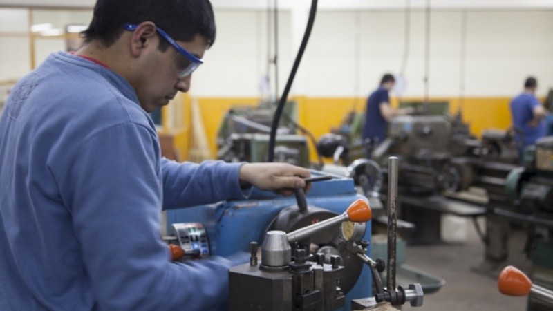 Entre noviembre de 2023 y octubre de 2025 se perdieron 15.128 puestos de trabajo formales en la provincia.