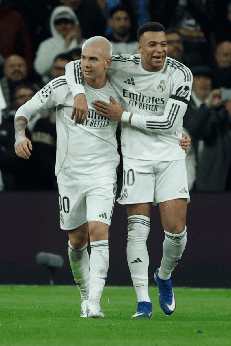 El pibe argentino, felicitado por Mbappé. (EFE)&nbsp;