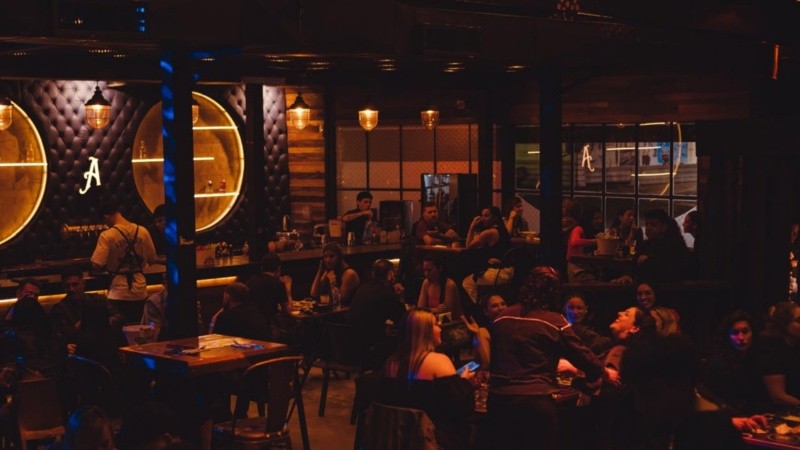 Ambiente cálido y luces bajas amenizan lo mejor del formato barliche que se vive desde el inicio.