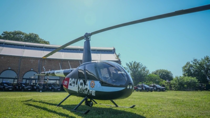 El helicóptero incorporado es un Robinson R44 Raven I monomotor, especialmente adaptado para tareas de seguridad y patrullaje, así como para funciones logísticas y de capacitación.