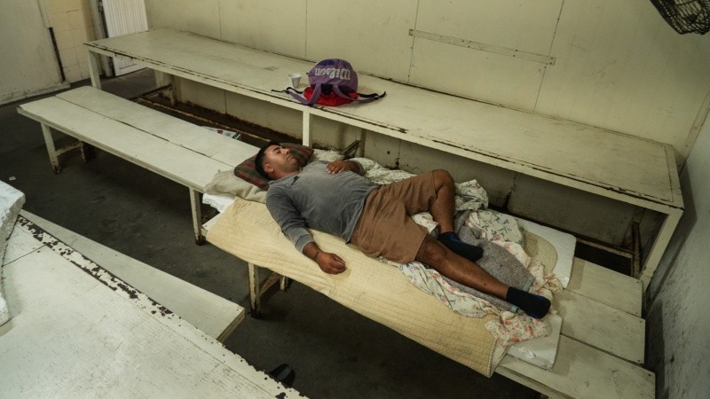 Los trabajadores duermen en diferentes espacios de la empresa a la espera de una solución al conflicto.