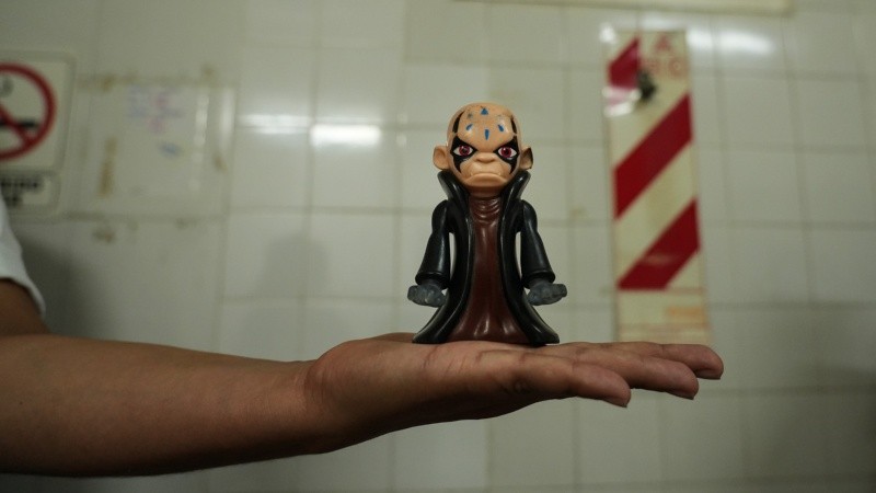 Una bolsa con juguetes fue donada a los trabajadores para que sus hijos jueguen durante la toma.