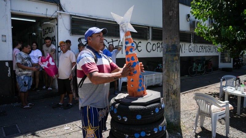 El arbolito de Navidad que aún resiste. Foto: Alan Monzón/Rosario3