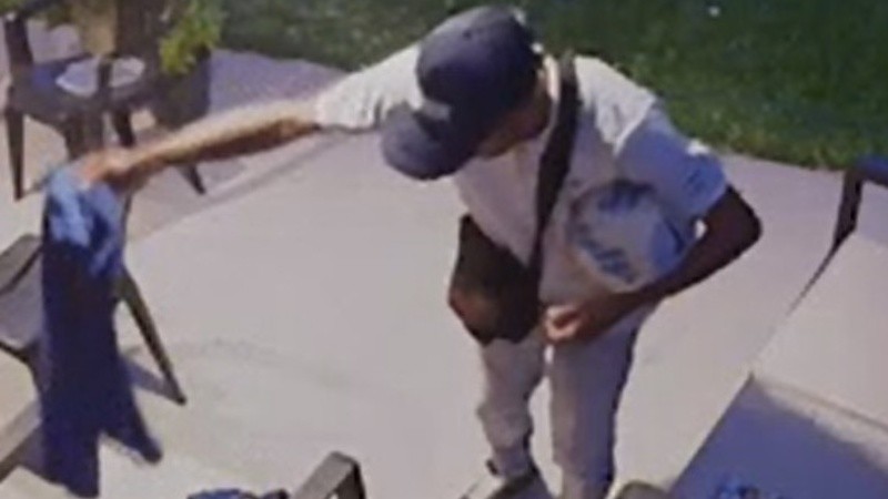 El ladrón en el patio de la casa.&nbsp;