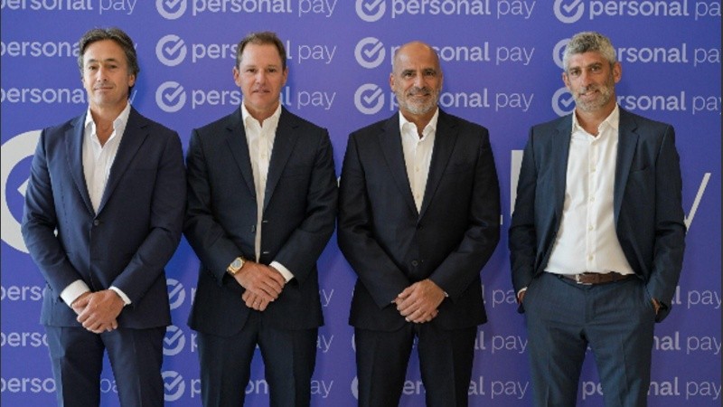 De izquierda a derecha: Juan Parma, CEO de Banco Macro, Jorge Brito, Presidente de Banco Macro, Roberto Nobile, CEO de Personal, y Martín Heine, CEO de Personal Pay.