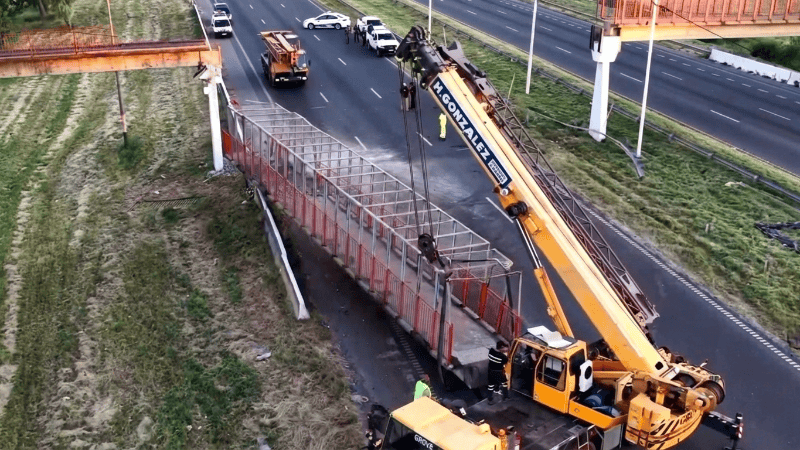 Una poderosa grúa trabajó más de tres horas en la remoción.
