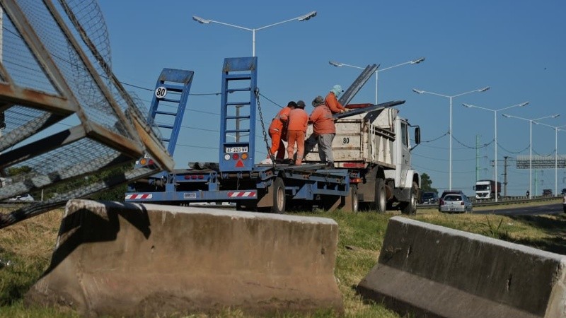 Trabajadores de Corredores Viales esta mañana en Circunvalación.