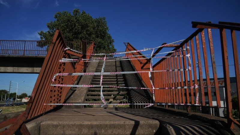 Cintas de seguridad evitaban que peatones accedieran al puente roto.