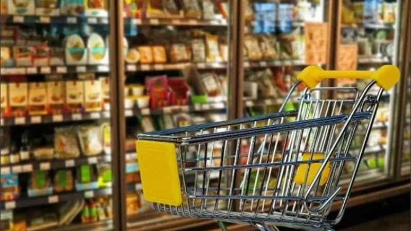 Alimentos y bebidas en supermercados.