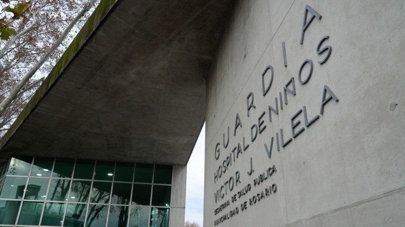 La niña fue derivada al Vilela para una evaluación integral.