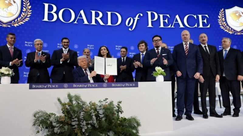 Los líderes de países aliados a EE.UU. firmaron la Junta de la Paz, en Davos.