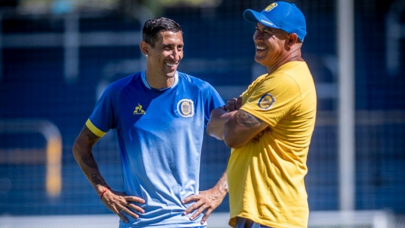 Di María sonríe con el técnico Almirón en una práctica del Canalla.