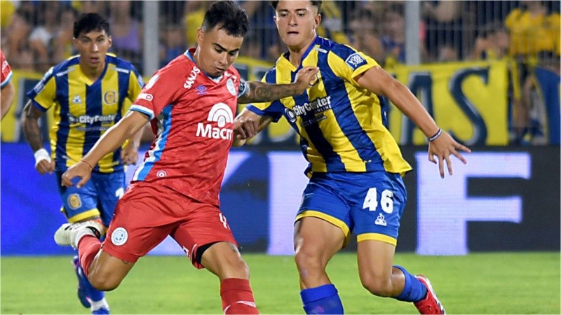 Zelarrayán y Ovando disputan una pelota en el primer tiempo.