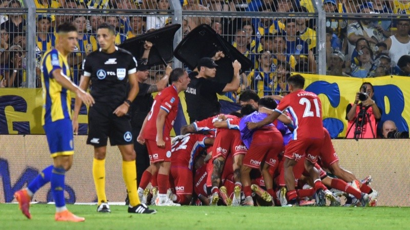 El festejo de los jugadores de Belgrano tras el triunfazo en Rosario.