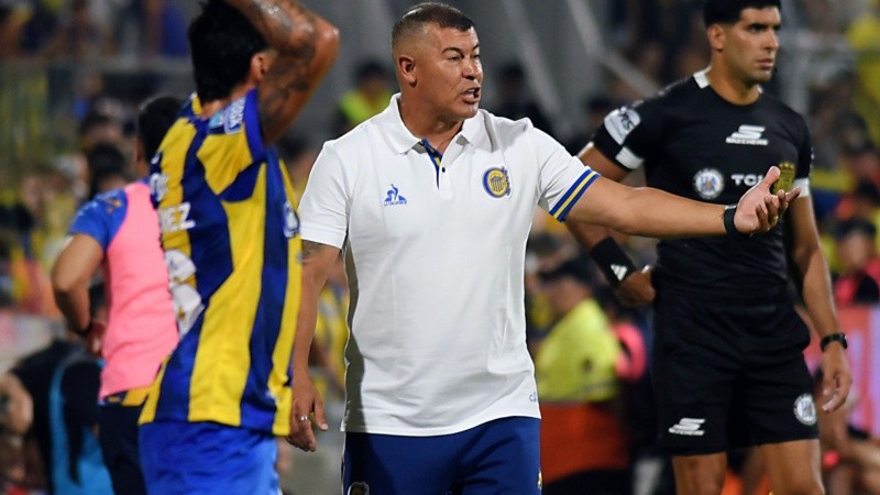 Almirón lleva cuatro partidos en Central: una victoria, dos empates y una derrota.