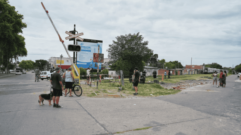 El accidente ocurrió en el paso nivel de avenida Uriburu y Flammarion.