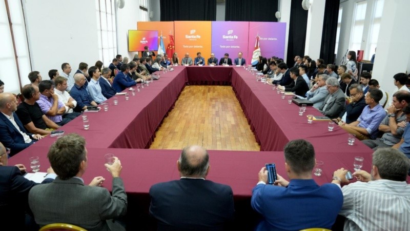 El gobernador junto al embajador chino y empresarios.