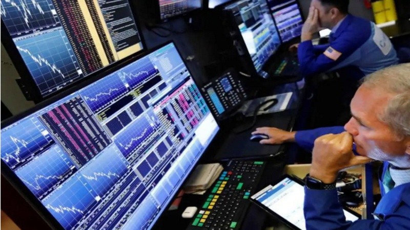 La baja del riesgo país es consecuencia de la suba que presentan los bonos soberanos.