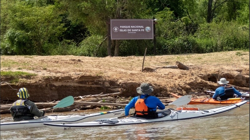 Al predio se puede acceder en embarcaciones particulares a través del canal Vicentín.