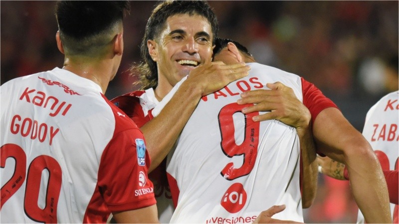 Ávalos se abraza con Malcorra luego del 1-0 ante Newell's en el Coloso.