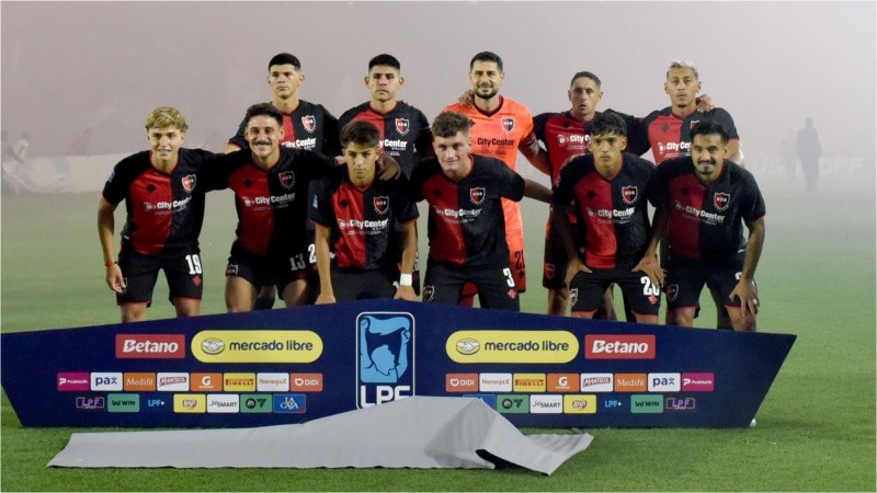Los once titulares de Newell's frente al Rojo en el Parque Independencia.