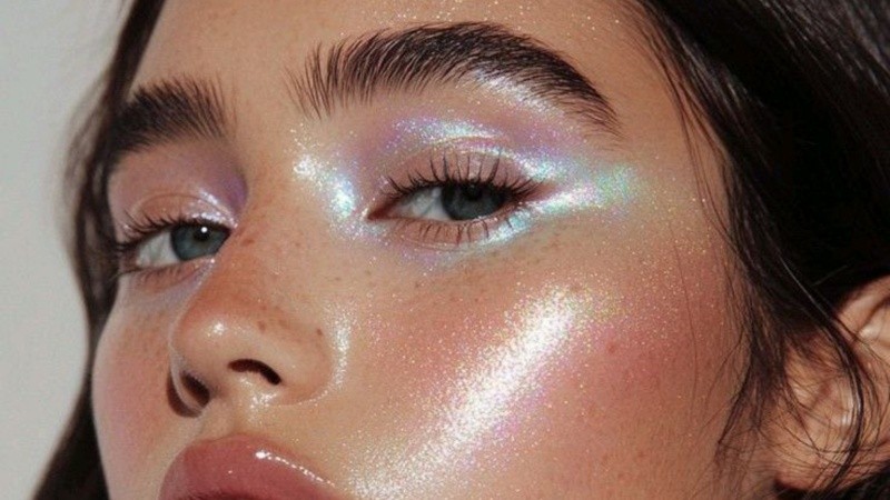 El nuevo lujo en maquillaje es una piel metalizada, translúcida y tornasolada que refleja la luz con un aire futurista y sofisticado.