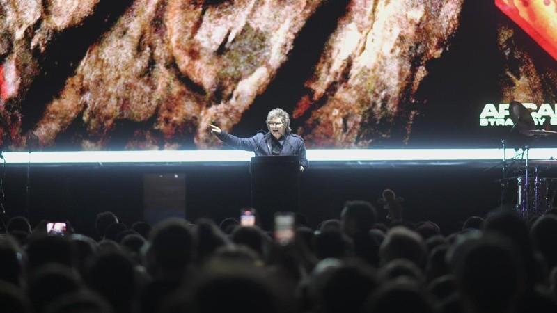 Milei cerró su paso por Mar del Plata con una agenda que volvió a combinar militancia, actos políticos y un inesperado regreso compartido al escenario con su expareja, varios meses después de su última aparición pública juntos.