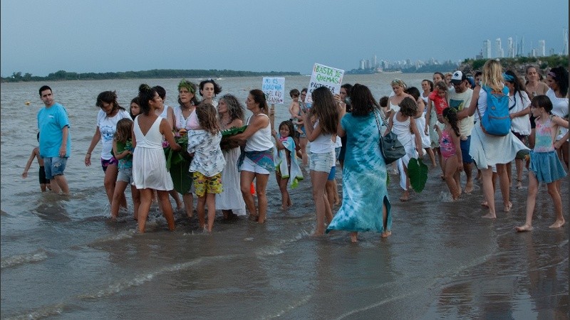 Parte del ritual es llevar todas las ofrendas a una embarcación, para que luego zarpe con velas encendidas hacia el cauce del Paraná.