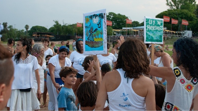 &nbsp;Muchos chicos participan del ritual con carteles, danzas y percusión.