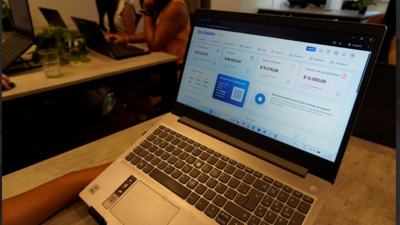 Lejos de competir con la inteligencia artificial, el enfoque es integrarla cuando suma valor real.