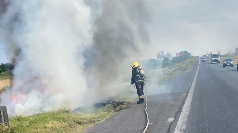 Un incendio tras otro: un enero de mucho trabajo para bomberos rosarinos.
