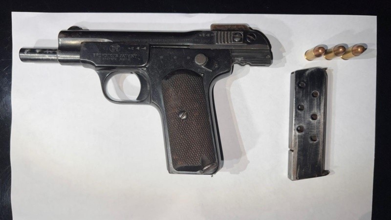 El detenido tenía una FN M1900, la primera pistola producida en serie.