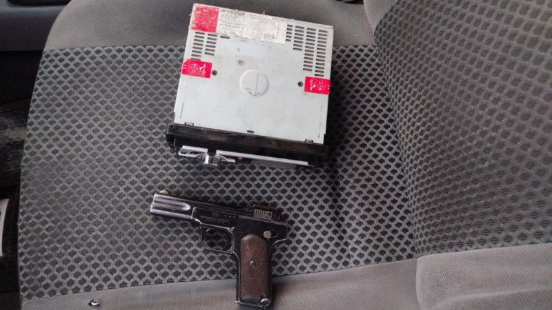 La pistola belga terminó incautada por el personal policial.