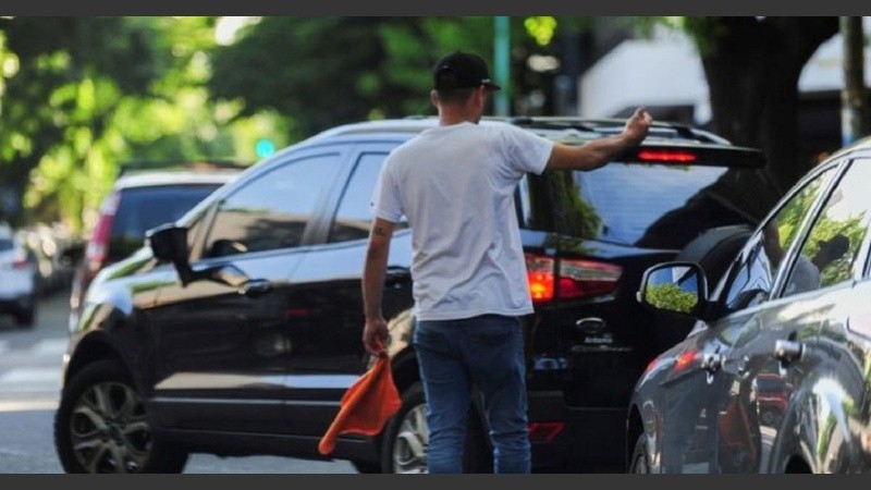 Regular o prohibir la actividad de los cuidacoches, una medida que muchos impulsan pero sobre la que cuesta construir acuerdos.