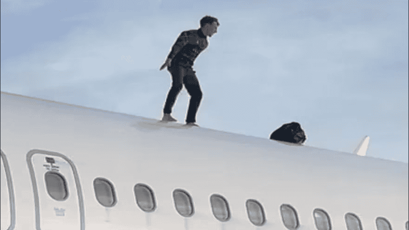 Un viajero hizo un berrinche en el Aeropuerto de Manises en Valencia y fue detenido.