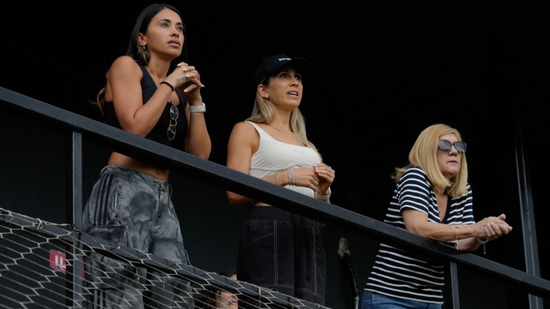 &nbsp;La esposa de Leo Messi, Antonela Rocuzzo, con Celia Cuccititi, la madre del futbolista, en el predio de Bella Vista.