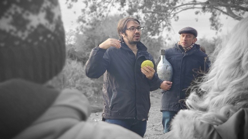 Inouye&nbsp;durante la presentación del libro La roca negra de Carcarañá, a orillas del río Carcarañá. (Sofía Ghomaid)