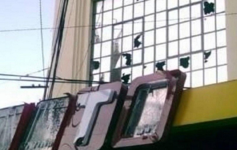 &nbsp;La cartelería de los comercios, entre las consecuencias de la pedrada que sorprendió a muchos en la calle.