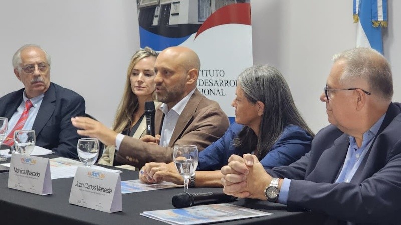 Puccini: “Por nuestros puertos sale el 80% de la producción nacional de granos, y eso exige una mirada integral que incluya infraestructura, servicios, normativa y gestión”.