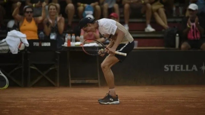 Luciano Ambrogi, pupilo de Luli Mancini, se metió en octavos de final del Rosario Challenger 125.