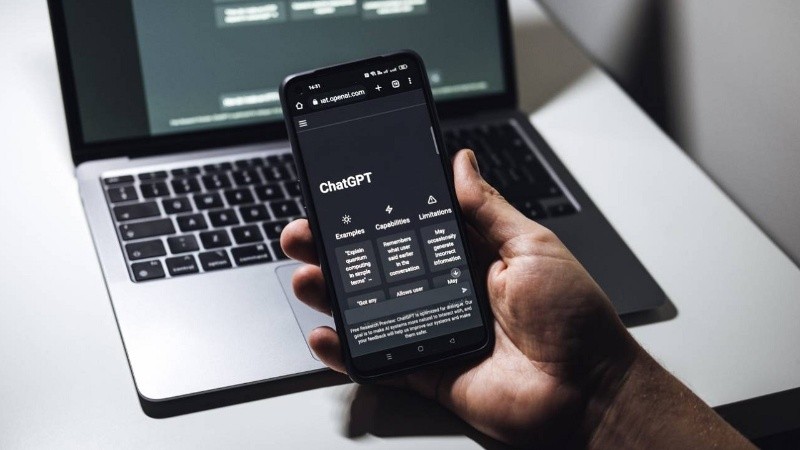 Aunque ChatGPT sigue liderando el mercado de chatbots de IA, sus competidores ganan cada vez más terreno.