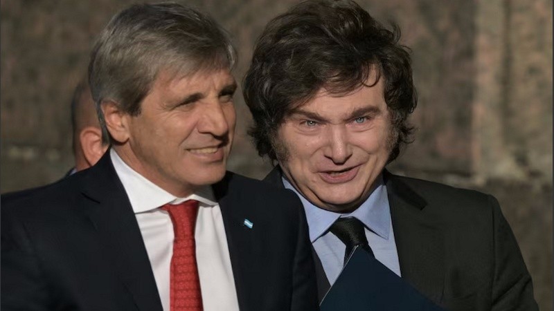 El ministro de Economía Luis Caputo junto al presidente Javier Milei.