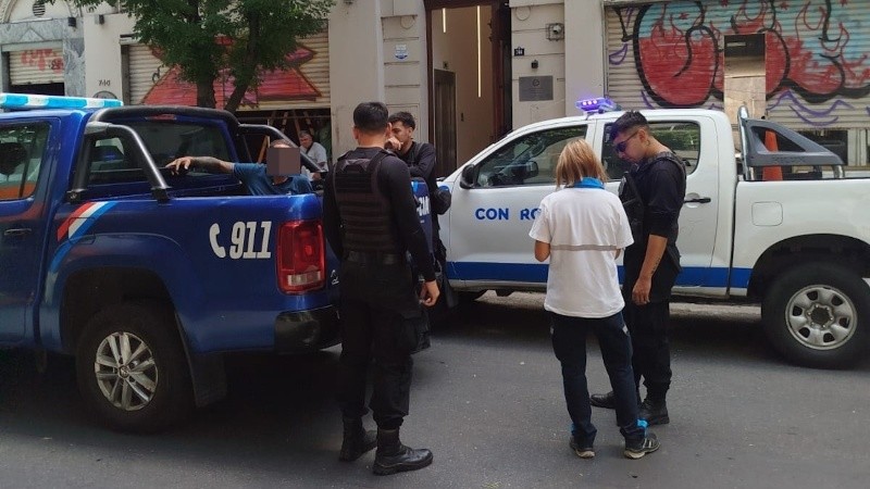 El cuidadoches no pudo ser identificado y lo trasladaron a la comisaría.
