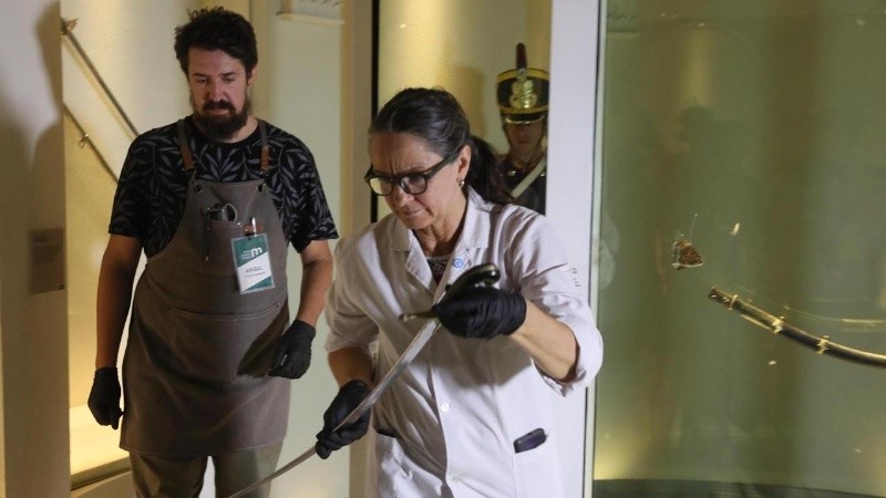 El momento en el que la reliquia fue retirada de la exhibición.