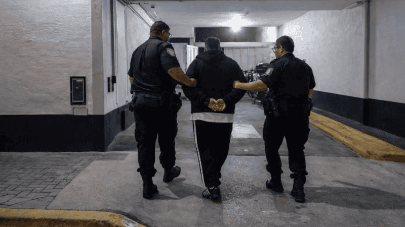 El agresor al momento de ingresar a la comisaría.